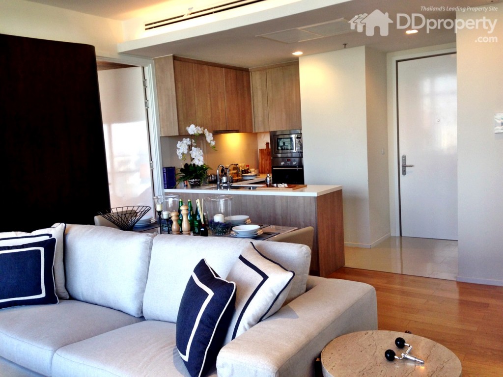 แยกส่วนครัวกับห้องนั่งเล่นอย่างชัดเจน แอร์ฝังฝ้าเพื่อความสวยงาม