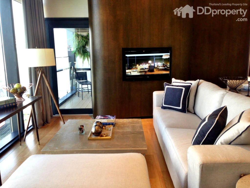 บริเวณห้องนั่งเล่นสามารถเดินทะลุไปยังพื้นที่ระเบียงของห้องนอนได้