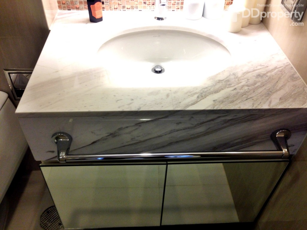 อีกทั้งยังมีตู้ลอยกระจกเงาสำหลับเก็บของใต้อ่างล้างมืออีกด้วย