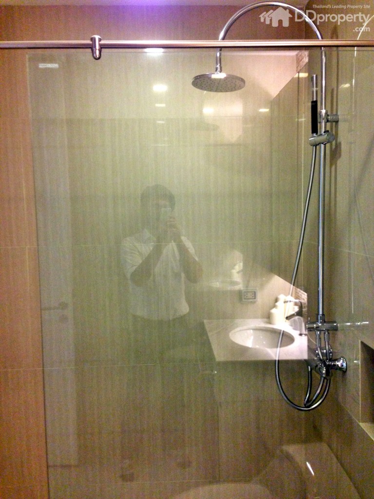 ฝักบัวยี่ห้อโคห์เลอร์ อีกทั้งยังมีระบบควบคุมอุณหภูมิน้ำให้สม่ำเสมอ