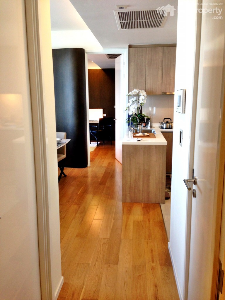 มุมมองของห้องจากภายในห้องน้ำ