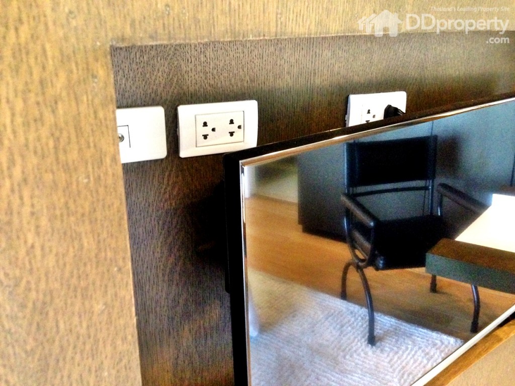 ผนังภายในห้องนอนแบบซ้อน  2  ชั้น เพื่อซ่อนปลั๊กๆ