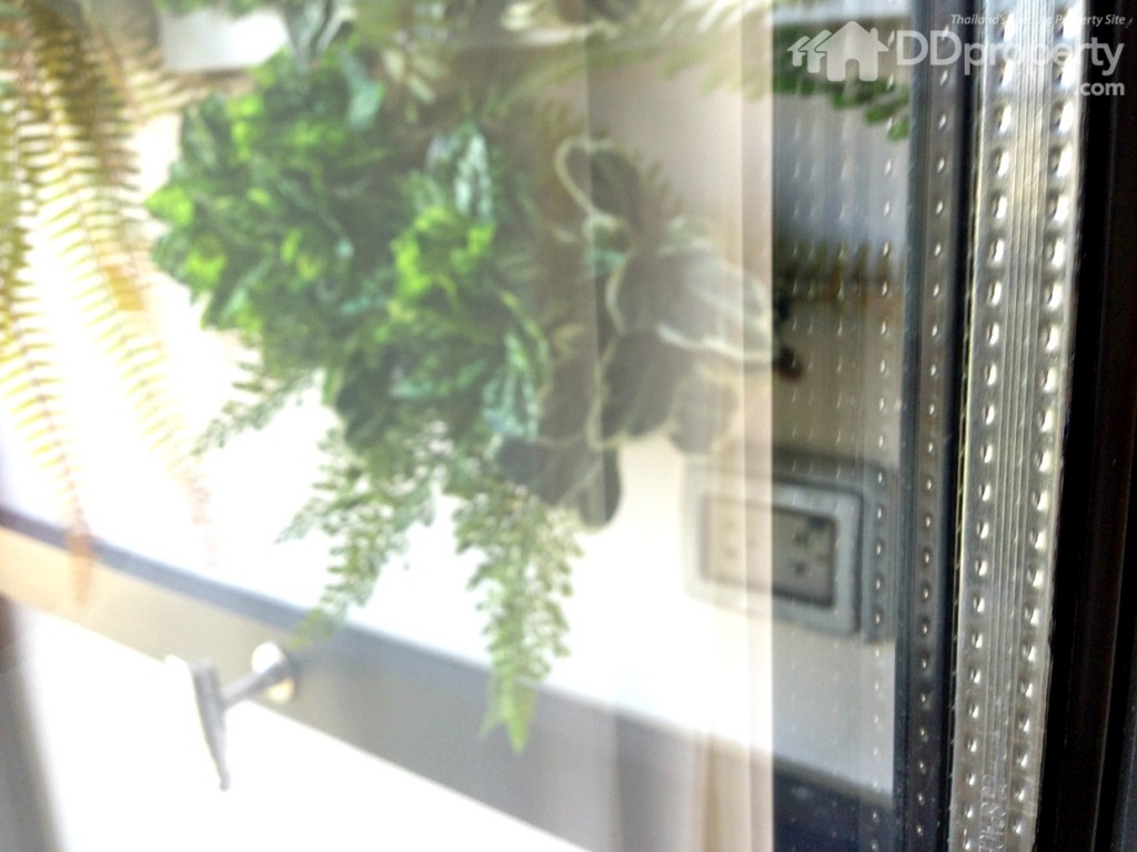 Double – Glazed Façade ซึ่งถือเป็นอีกหนึ่งของความภูมิใจของทางโครงการ เนื่องจากแข้งแรกกว่ากระจกธรรมดาถึง 3 เท่า สามารถป้องกันความร้อง และช่วยรักษาความเย็นภายในห้องอีกด้วย ประกอบกับช่วยประหยัดไปได้ถึง 40 กิโลวัตต์ต่อ 1 ตร.ม./ปี