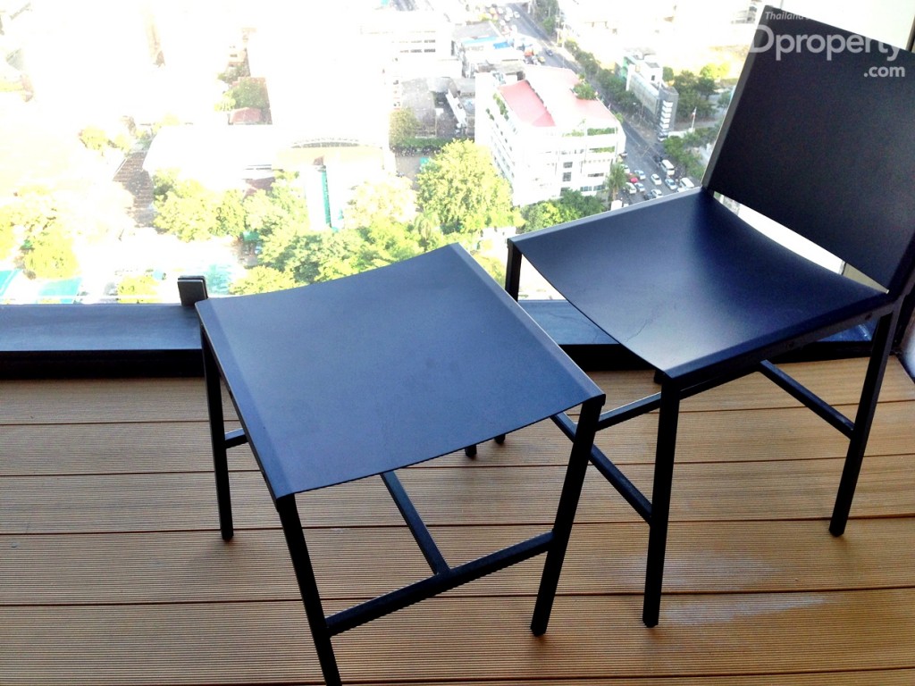 พื้นที่ระเบียงกว้างพอนี่จะนั่งเล่นได้