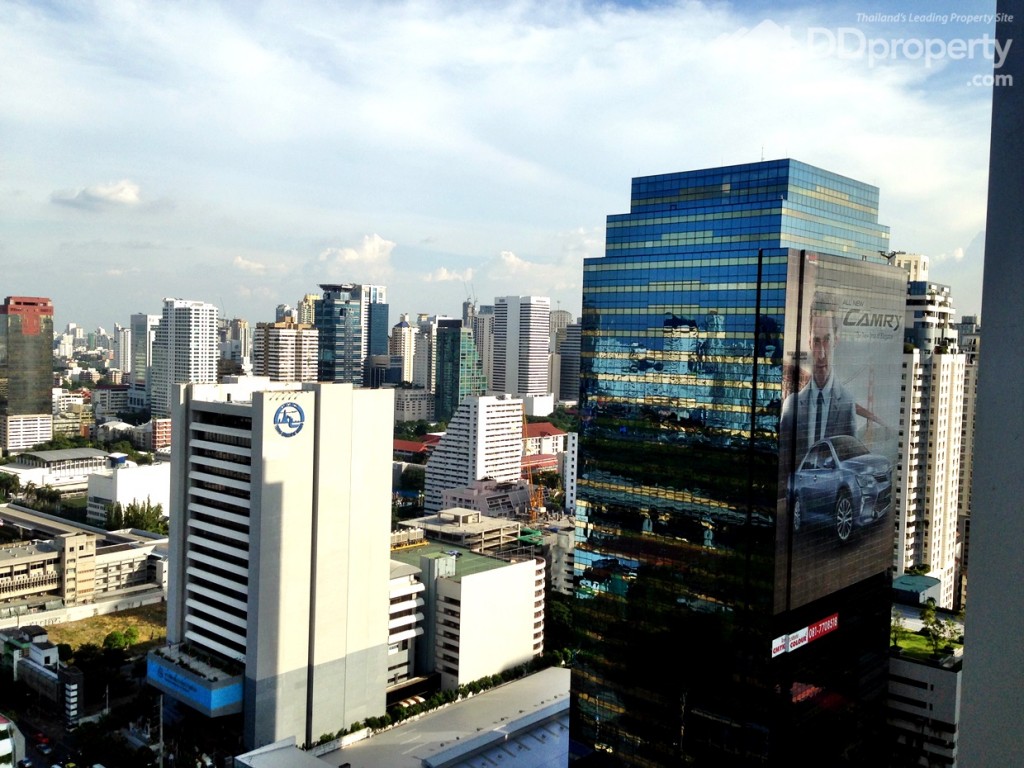 วิวของมุมมองทางด้านซ้ายมือเห็นตึก ททท.