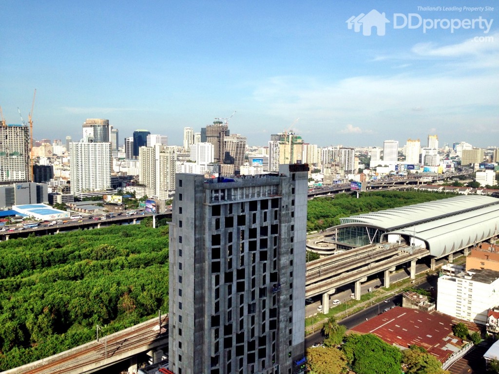 วิวด้านซ้ายมือ แอร์พอร์ตลิ้งค์ มักกะสัน และ พื้นที่สีเขียวของการรถไฟ