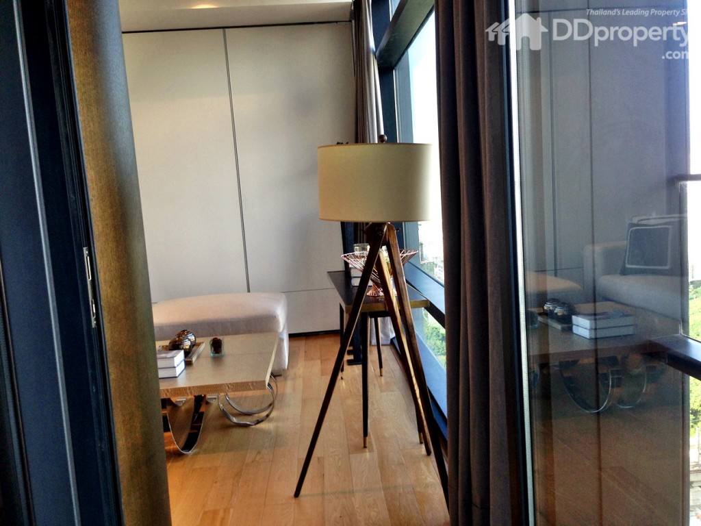 จากระเบียงไปยังห้องนั่งเล่น