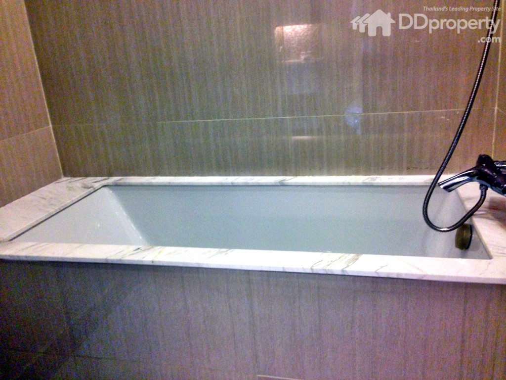 มีอ่างจากุจชี่ ที่สามารถลงได้ถึง 2 คน