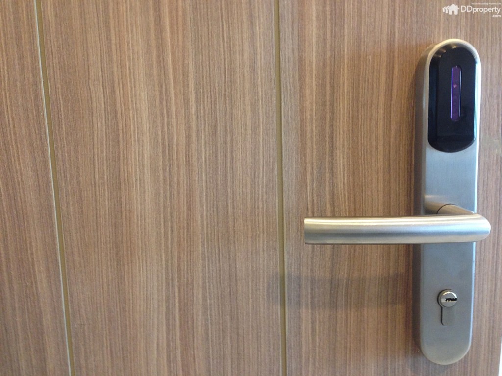 Keycard-access door