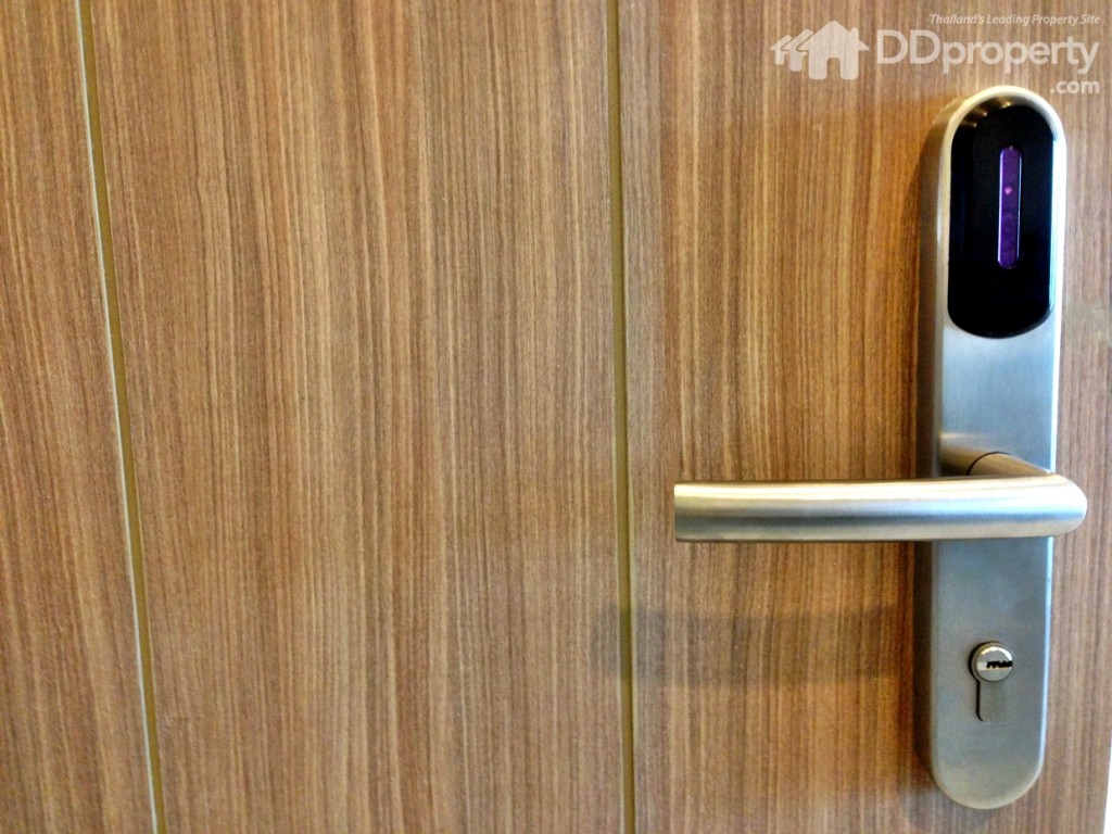 ประตูห้องระบบดิจิตอลล็อกแบบมือจับ