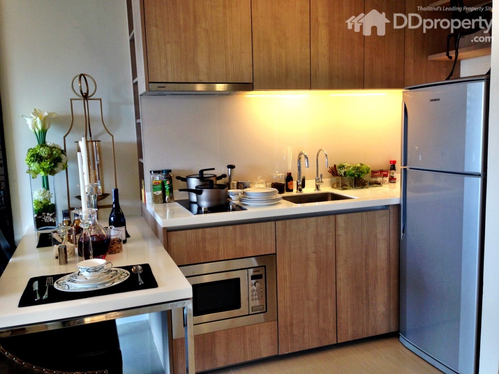 พื้นที่ห้องครัวบิวท์อินแบบลอยตัวพร้อมพื้นที่เก็บของ