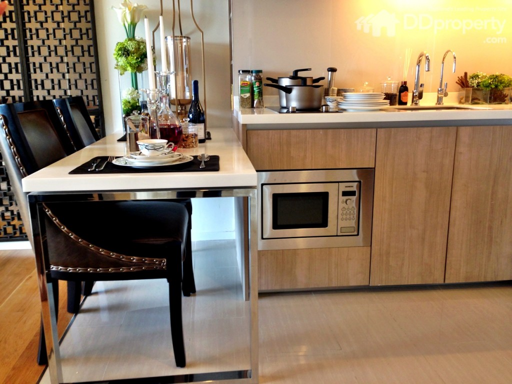 พื้นห้องครับเป็นพื้นกระเบื้องแกรนิตโต้ Size 30x60 ซม.