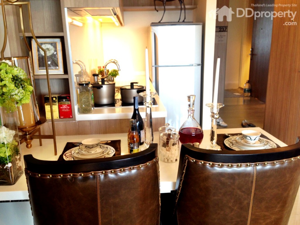 ห้องตัวอย่างจัดให้โต๊ะรับประทานอาหารหันหน้าเข้าห้องครัว