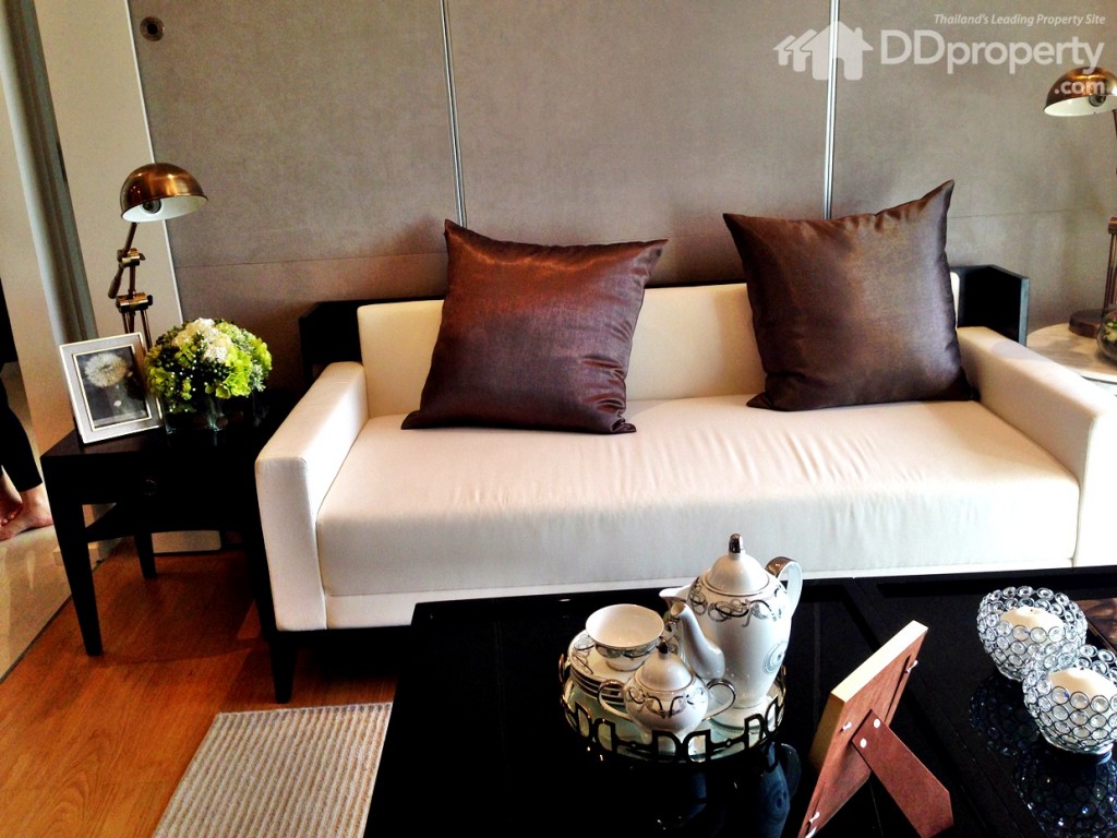 พื้นห้องนั่งเล่นเป็นพื้นไม้ Engineered wood