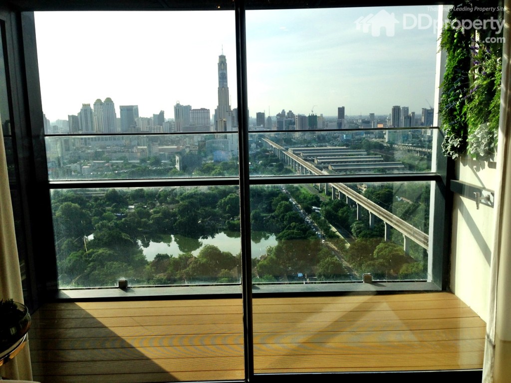 ระเบียงกว่า 1.5 x 2.8 ม. โดยประมาณ