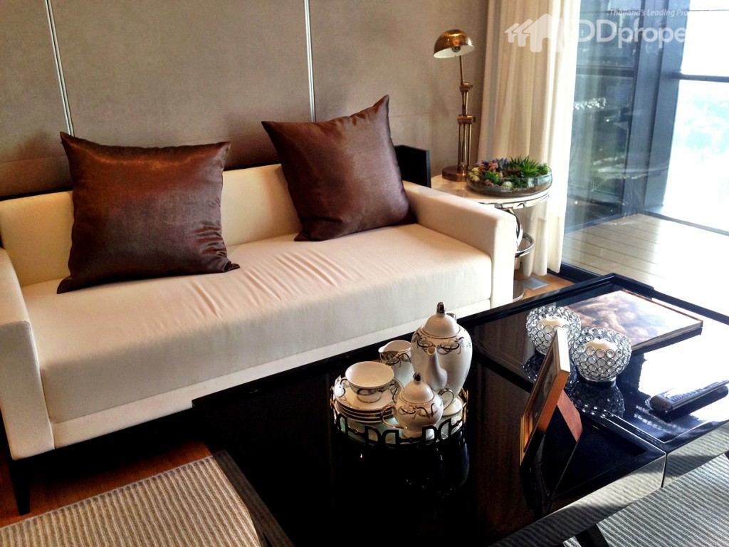 ผนังห้องเป็นแบบสำเร็จรูป ฉาบเรียบ ทาสี