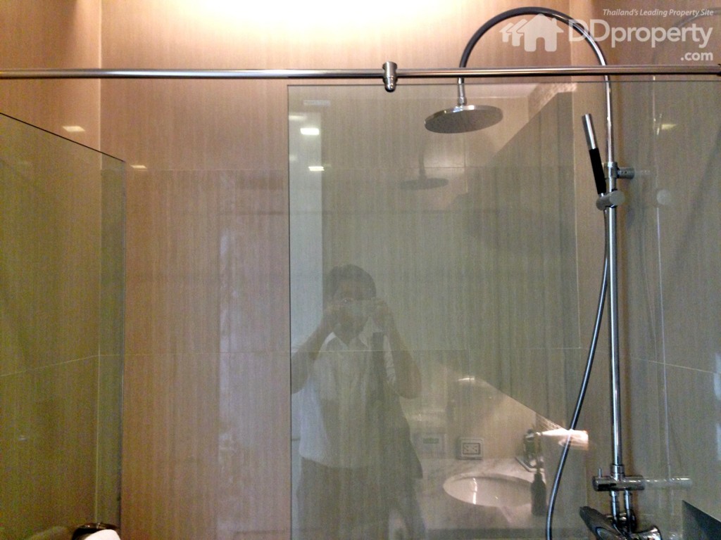 ภายในห้องน้ำแยกส้ล่วนเปียกแห้งอย่างชัดเจน ส่วนฝักบัวอาบน้ำยี่ห้อโคห์เลอร์ หรือเทียบเท่า