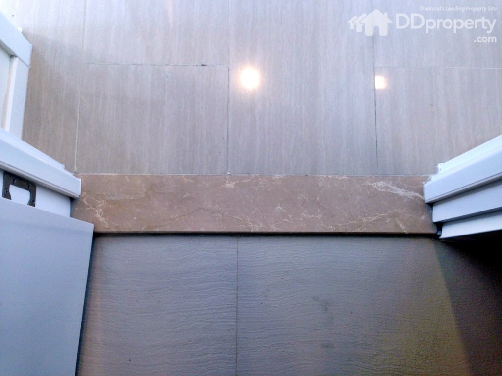 พื้นห้องน้ำเป็นกระเบื้องผิวหยาบขนาด 60 x 60 ซม.