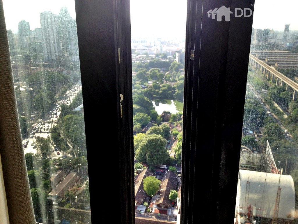 กระจกภายในห้องสามารถเปิดได้ 2 แบบ ทั้งด้านบน และด้านข้าง เพื่อระบายอากาศภายในห้อง