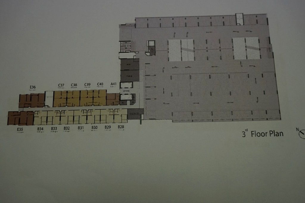 ชั้น 3 จะมีทั้งในส่วนของลานจอดรถและพื้นที่อยู่อาศัย