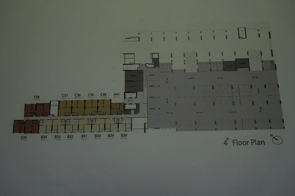 ชั้น 4 เช่นเดียวกันจะประกอบด้วยทั้งพื้นที่จอดรถและพื้นที่อยู่อาศัย