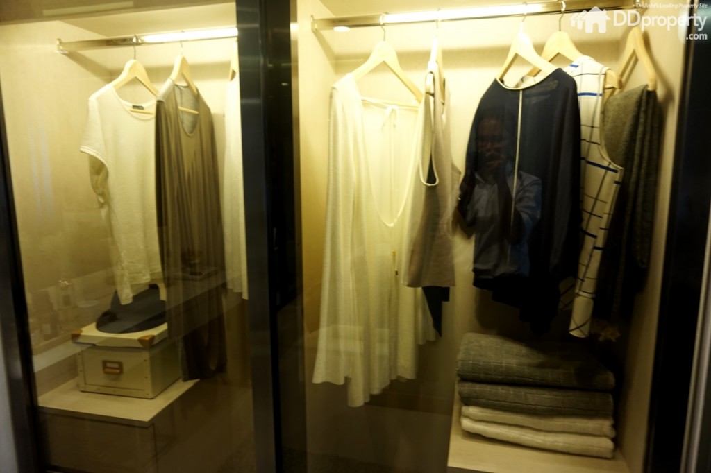 ในส่วนที่ติดกับห้องนอนนี้จะเป็นห้องอเนกประสงค์ (plus) ซึ่งสามารถทำเป็นอีกหนึ่งห้องนอนเล็กได้ โดยในห้องตัวอย่างนี้ทำเป็น walk-in closet