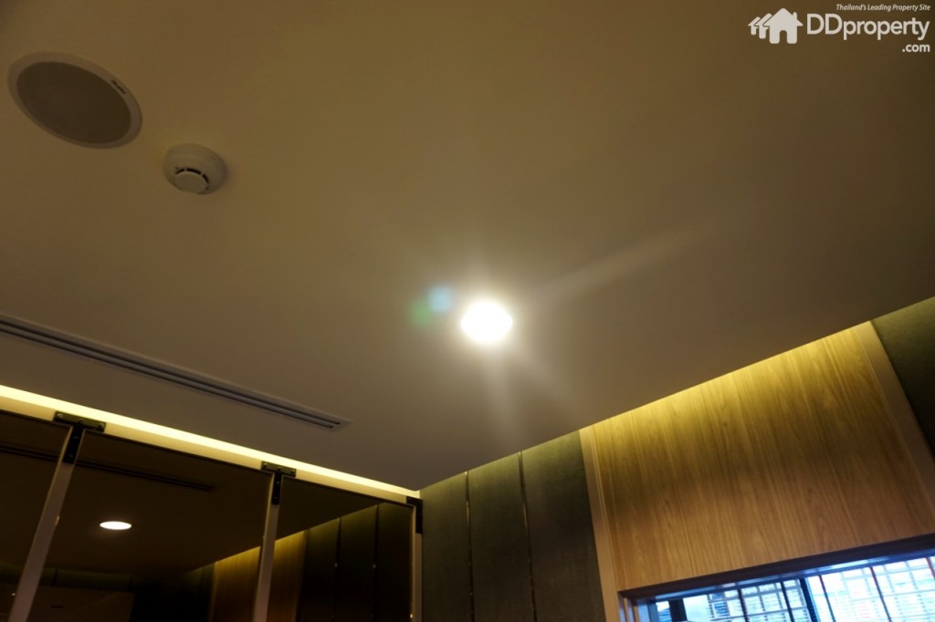 ไฟ downlights ทางโครงการมีมาให้