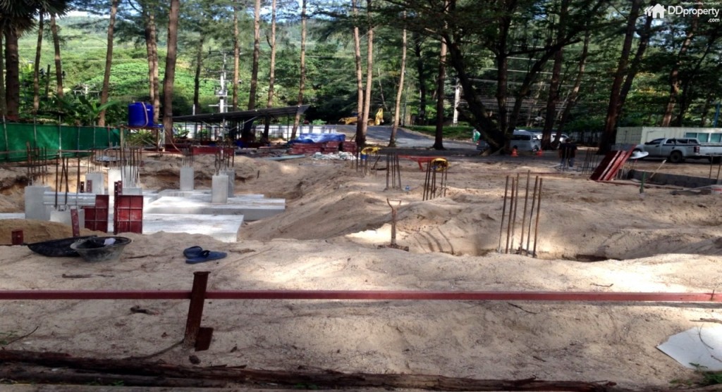 สำนักงานขายที่กำลังดำเนินการสร้าง (แล้วเสร็จประมาณปลายปี 58) และบีชคลับบริเวณใกล้เคียงในอนาคต