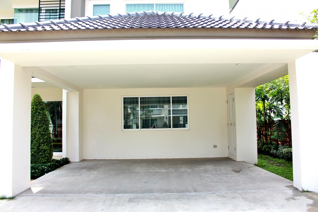 พื้นที่จอดรถได้ 2 คัน กว้าง 5.10 x 5.30 ม