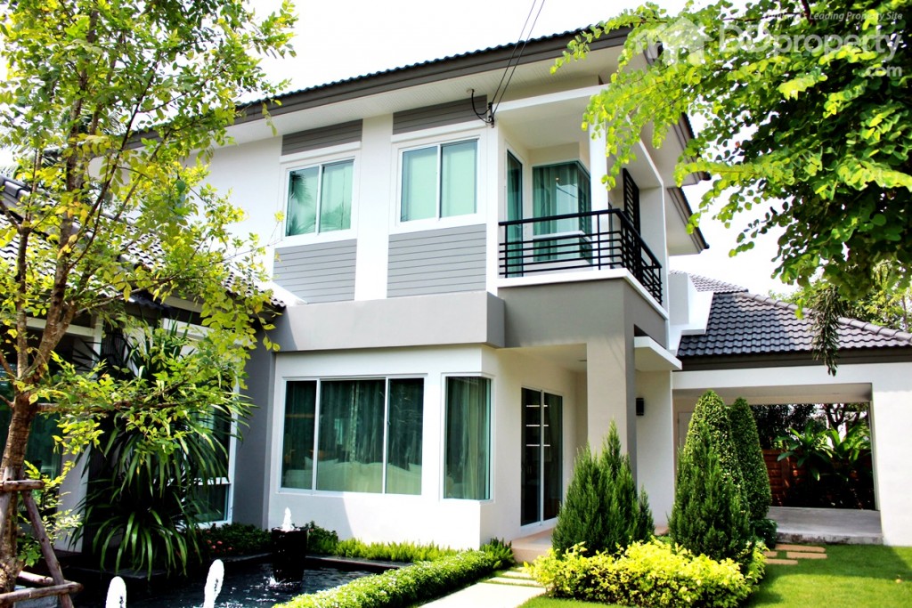 มุมมองจากสวนด้านข้างของตัวบ้าน