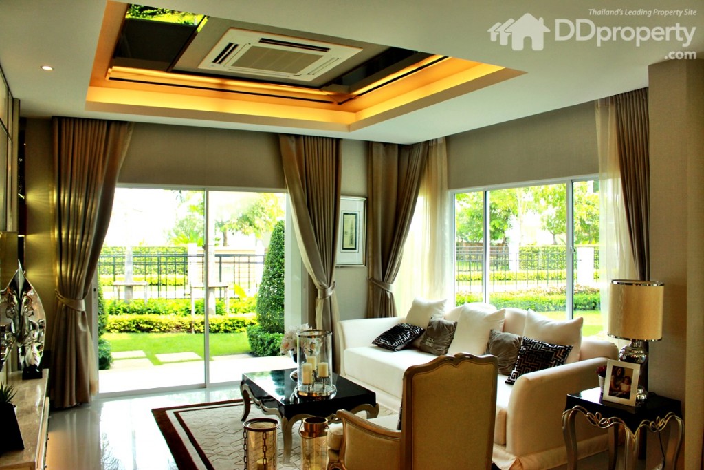 Living Room. ความสูงจากพื้นที่เพดานประมาณ 3 เมตร