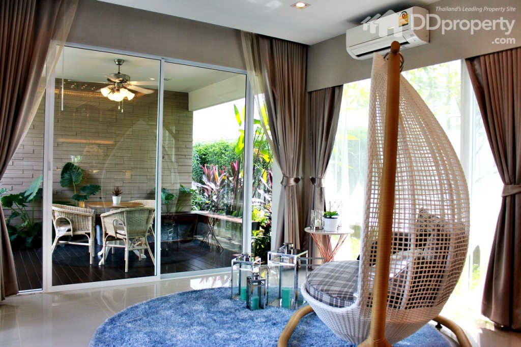 ข้างตัวบ้านเป็นพื้นที่ Terrace ขนาด 2.8 x 3.85 ม.