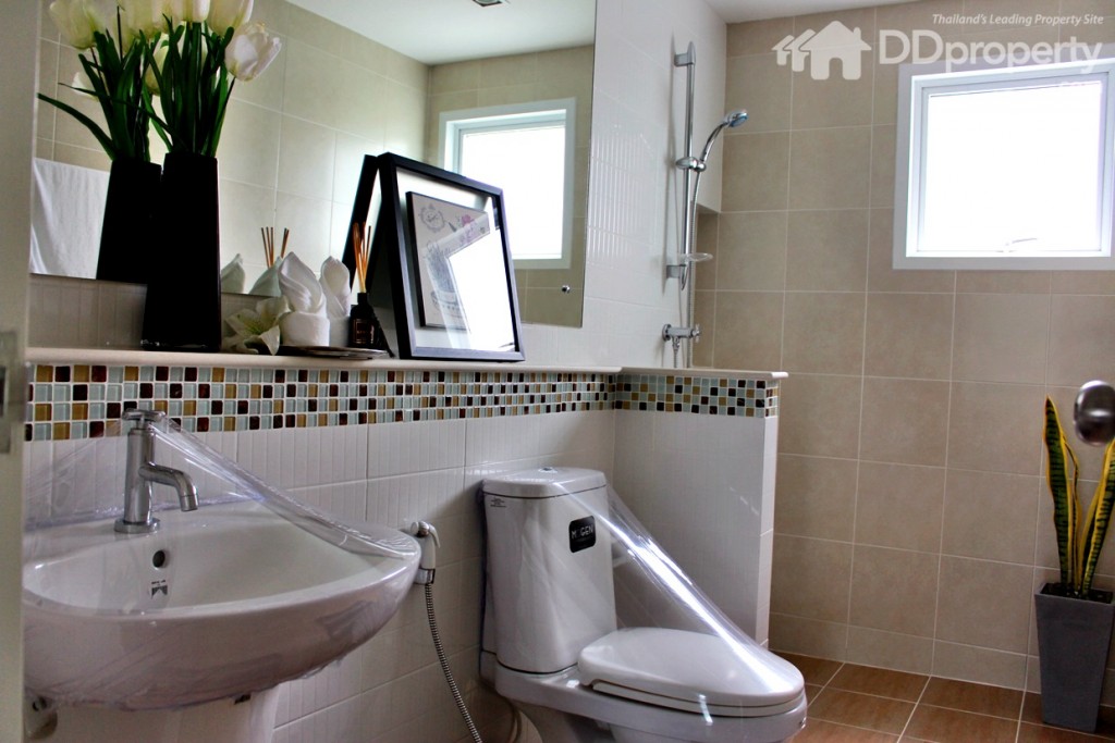 ภายในห้องน้ำเน้นโทนสีขาวขนาด 1.5 x 3.5 ม.