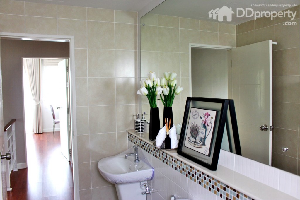 กระจกบ้านใหญ่เกือบเต็มพื้นที่