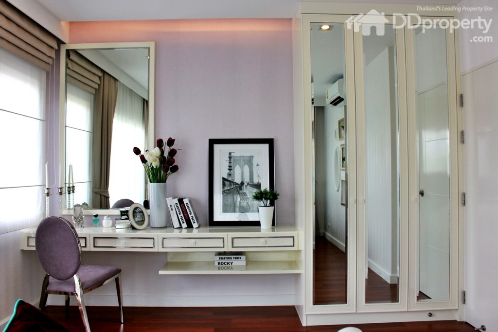 ภายในห้องเน้นโทนสีขาวดูสวยงาม ตกแต่ด้วนเฟอร์นิเจอร์เพื่มเพิ่มความหรูหราให้กับตัวห้อง