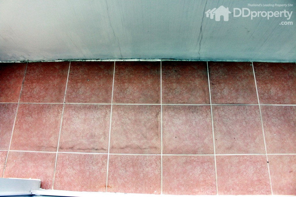 พื้นระเบียงเป็นกระเบื้อง