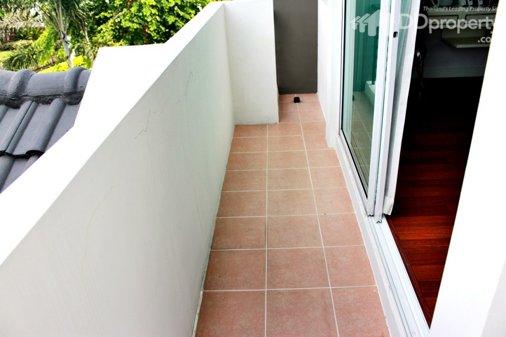 ระเบียงเป็นแนวยาว ขนาด 5.1 x 0.9 ม.