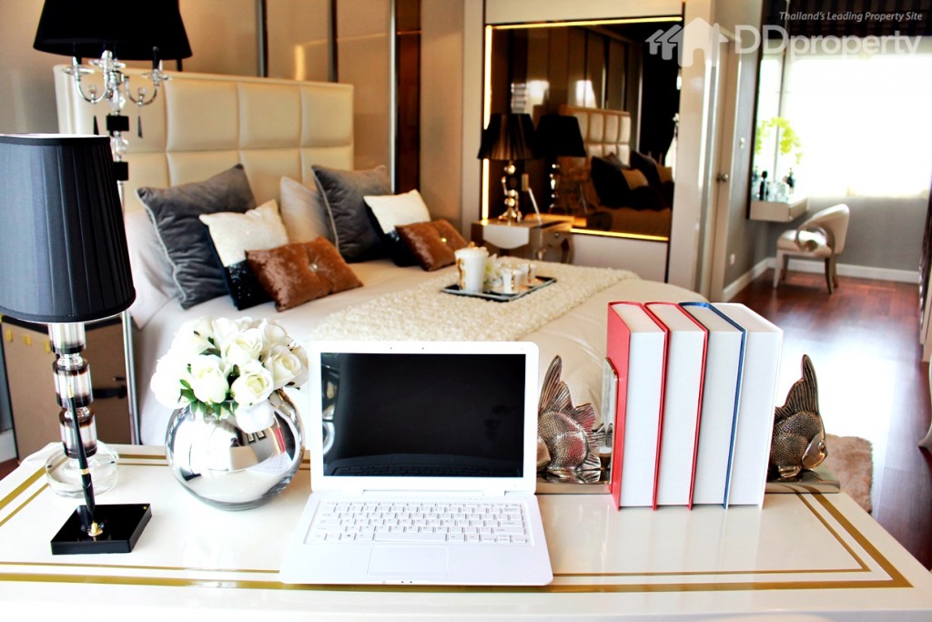 มีโต๊ะทำงานภายในห้องนอน