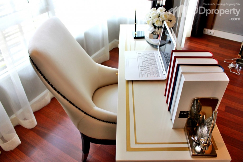 โต๊ะทำงานอยู่ริมหน้าต่างเพื่อให้เเสงธรรมชาติเข้าถึง