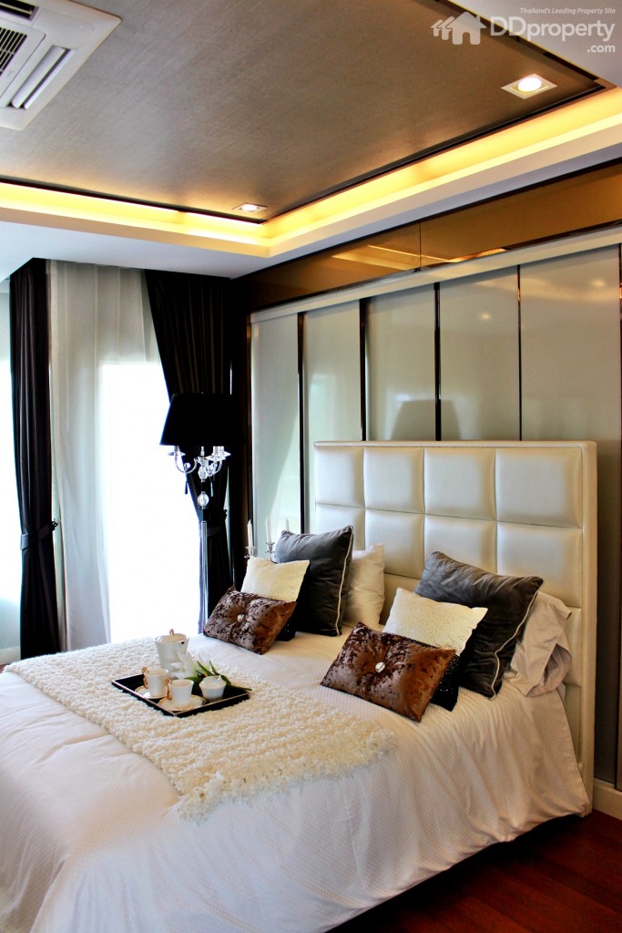 ความสูงของห้องนอนใหญ่ประมาณ 3 เมตร