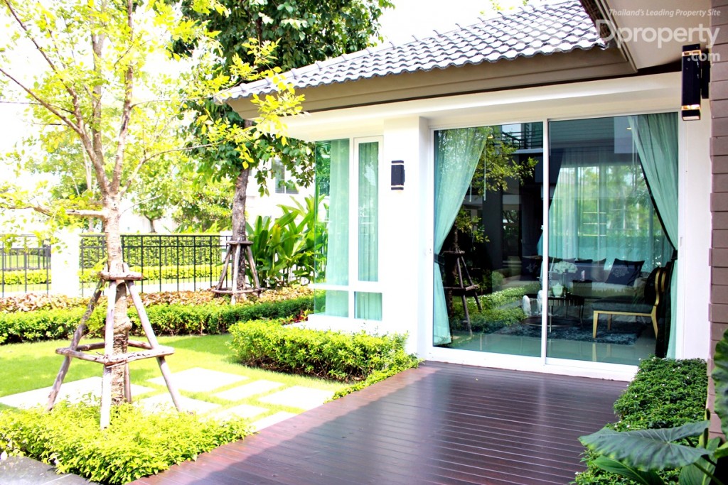 เรื่อนรับรองอยู่ด้านข้างของตัวบ้าน