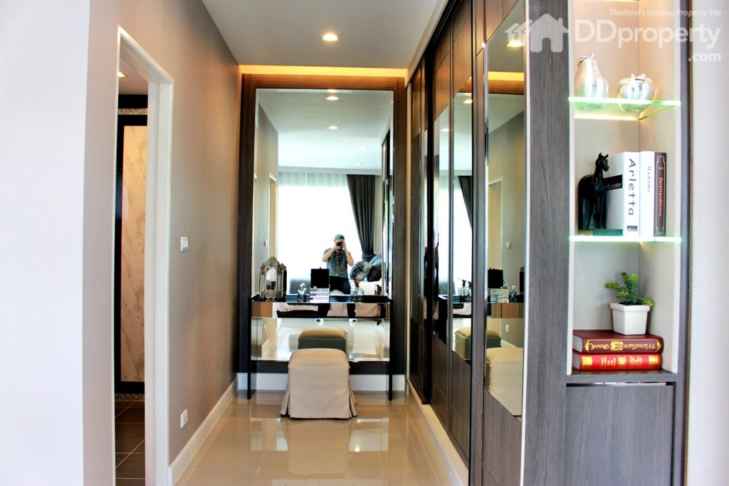 Walk In Closet ขนาดพอกับห้องนอนใหญ่