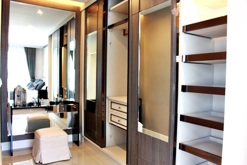 เฟอร์นิเจอร์บิวท์อินเข้ามุมอย่างลงตัว