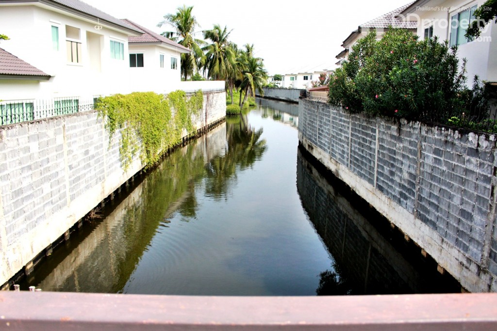 พื้นที่โครงการมีคลอง ราชพฤกษ์น้อย และ คลองรากคง ตัวผ่านโครงการ