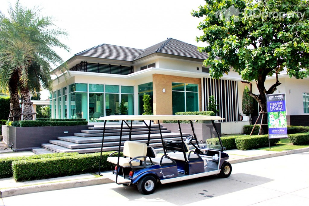 คลับเฮาส์ของโครงการอยู่ด้านหน้าทางเข้าด้านซ้ายมือ