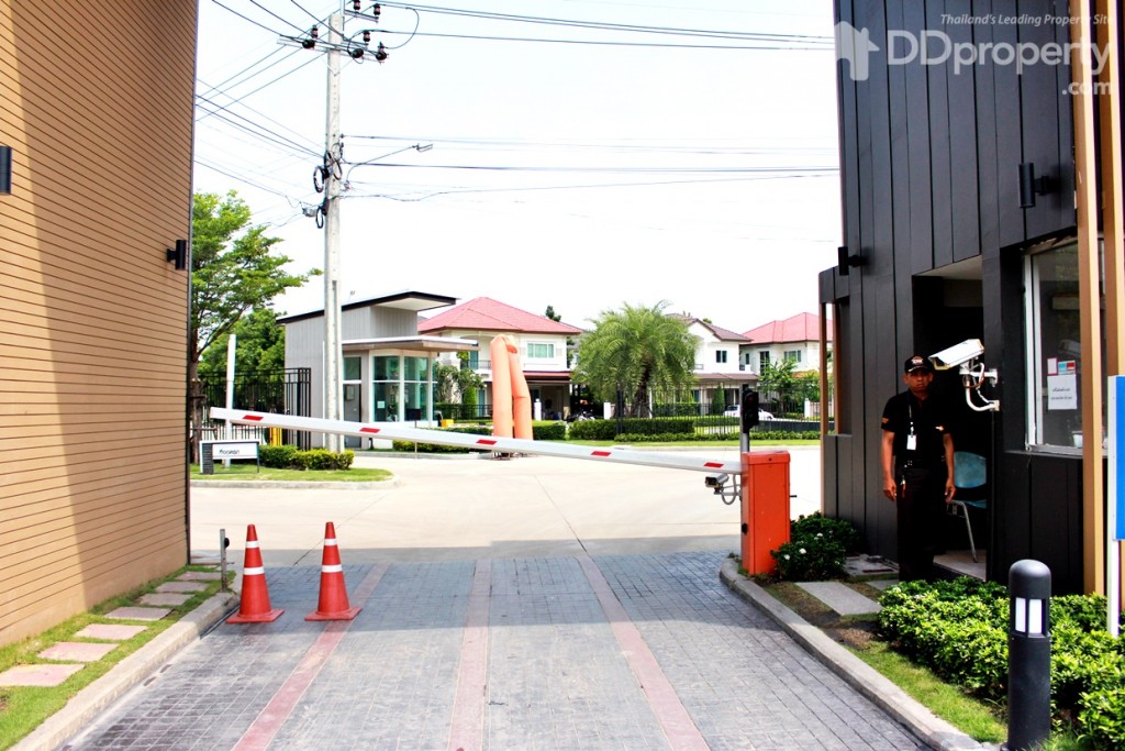 เข้าออกด้วย ระบบ Access Key Card กล้อง CCTV พร้อม รปภ. ตลอด 24 ชั่่วโมง