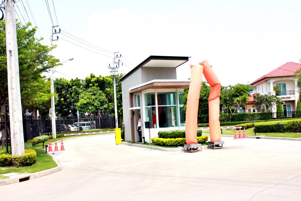 ด้านหน้าทางเข้าแต่ละเฟสจะระบบรักษาความปลอดภัยอีกชั้น 