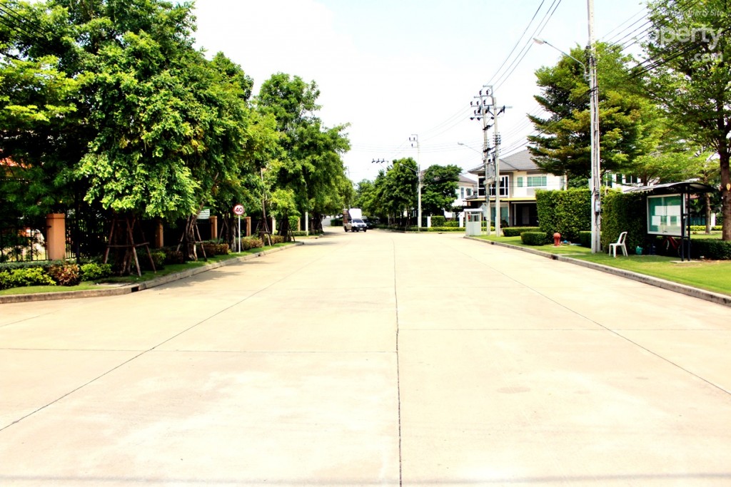 ถนนเส้นหลักภายในโครงการกว้างถึง 16 เมตร 