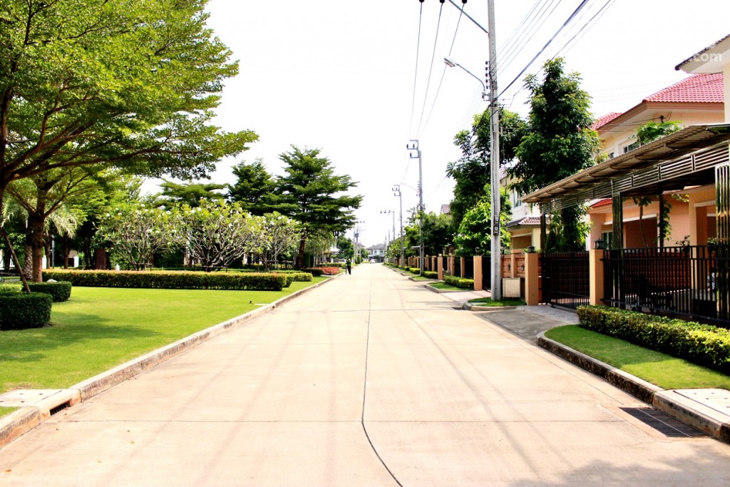 ถนนภายในโครงการกว้างถึง 8 เมตร 
