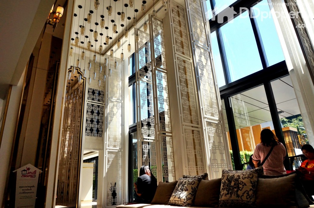 Lobby เป็นแบบ triple ceiling ให้ความรู้สึกโปร่งและสวยงาม